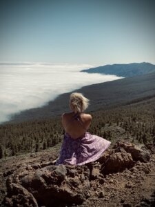 Wzgórza Parku Narodowego Teide na Teneryfie w czerwcu z widokiem na morze chmur.